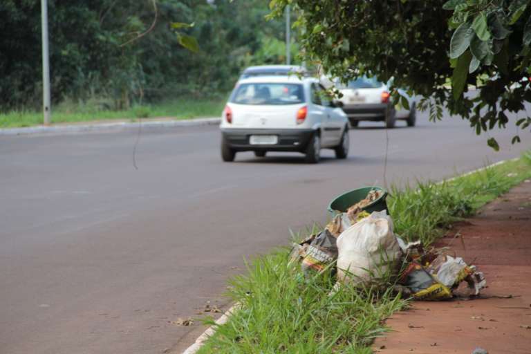 Lixo em sacolas deixados |às margens da Avenida Professor José Barbosa Hugo Rodrigues.