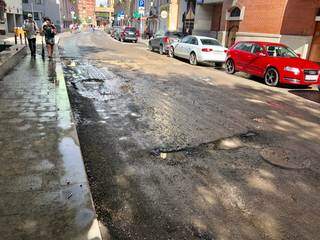 Em rua esburacada na região central de Moscou, motorista deixou o carro estacionado no sentido contrário da via (Foto: Paulo Nonato de Souza)