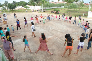 Crianças brincam em comunidade no Pantanal. (Foto: Divulgação/ Memórias do Futuro)