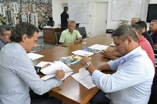 Prefeito Marquinhos Trad assinou cedência de área para comerciantes do Camelódromo (Foto: Diogo Gonçalves - PMCG)