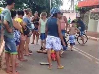 Populares esperaram Corpo de Bombeiros ao lado de acidentado. (Foto: Direto das Ruas)