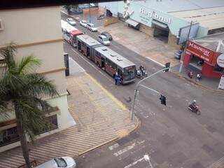 Após pouco tempo de espera, os passageiros do veículo foram transportados por outro ônibus.(Foto:Direto das Ruas)