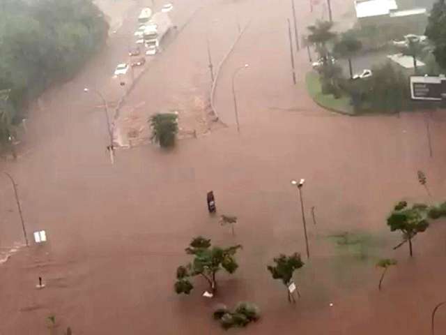 Prefeito re&uacute;ne vereadores e t&eacute;cnicos para discutir plano contra enchentes