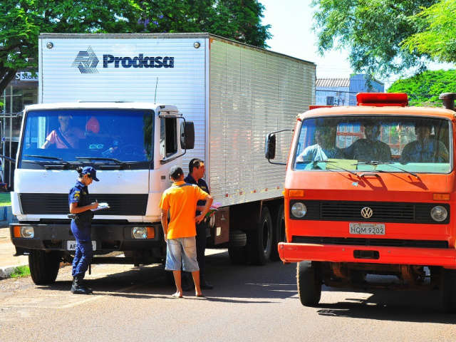  Fiscaliza&ccedil;&atilde;o do tr&aacute;fego de caminh&otilde;es na &aacute;rea urbana de Dourados &eacute; iniciada