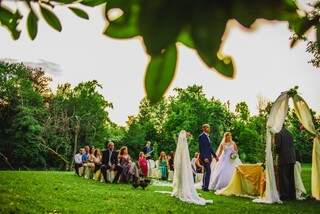 Mini-wedding foi realizado no jardim do castelo, para 25 convidados. (Foto: Allan Kaiser)