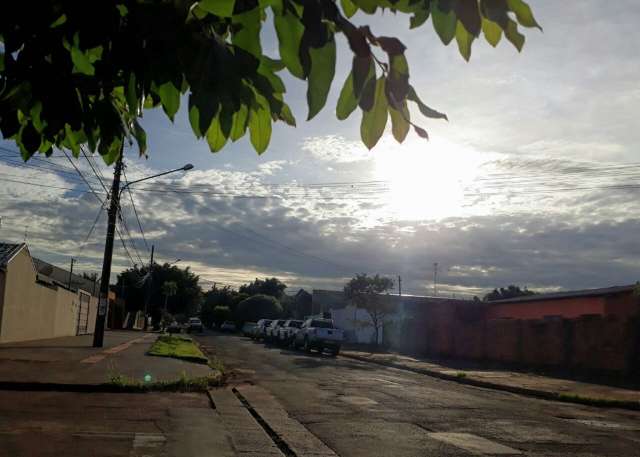 Com m&aacute;xima de 37&ordm;C, s&aacute;bado come&ccedil;a com sol e chuva chega &agrave; tarde 