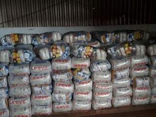 Foram enviadas 250 cestas básicas, além de colchões e galões de água (Foto: Divulgação/Defesa Civil)