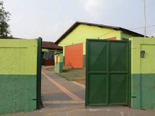 Portão de entrada da Escola Estadual Amélio de Carvalho Baís, no bairro Coophatrabalho (Foto: Kísie Ainoã)