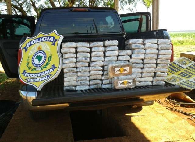 Motorista &eacute; preso com 80 quilos de coca&iacute;na escondidos em caminhonete