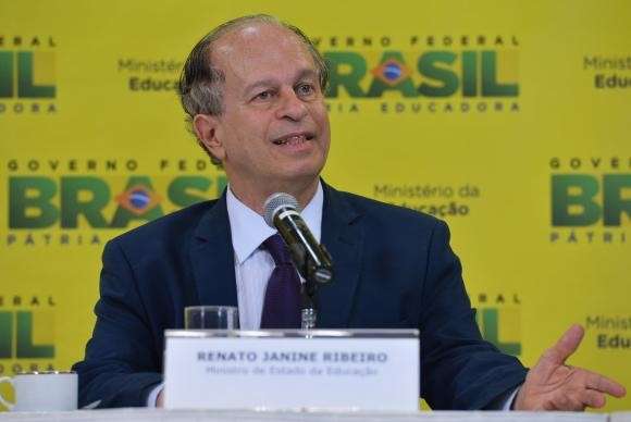 Educa&ccedil;&atilde;o b&aacute;sica ter&aacute; prioridade do MEC, diz novo ministro Renato Janine