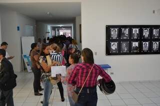 Candidatos chegaram a ficar 2h30 na fila para inscrição (Foto: Simão Nogueira)