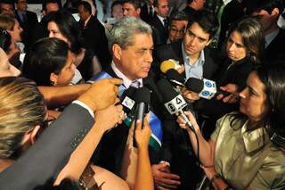Durante entrevista à imprensa, Puccinelli atacou o ministro do Trabalho, Carlos Luppi (Foto: João garrigó).