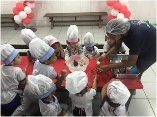 Com nutricionista, pediatra e col&ocirc;nia de f&eacute;rias, Escola n&atilde;o fecha nas f&eacute;rias
