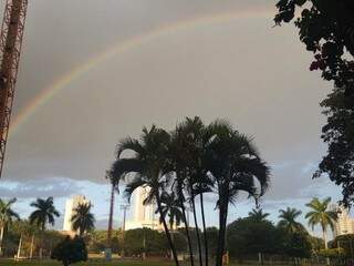 Arco-íris dividiu céu com &quot;nuvens carregadas&quot; e chuva nesta tarde (Foto: Paulo Francis)