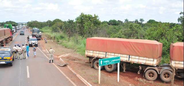  Caminh&atilde;o invade pista, colide em 2 ve&iacute;culos e motorista fica ferido