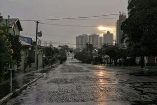 Quarta-feira amanhece com chuvas em Campo Grande. (Foto: André Bittar)