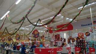 Itens simples garantem o colorido de Natal em alguns supermercados  (Foto: Caroline Maldonado)