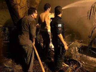 Combate a incêndio foi feito por policiais e voluntários. (Foto: Divulgação/PM)