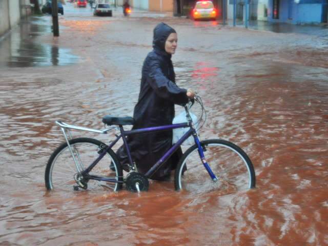  Escola municipal fica "ilhada" durante a chuva no bairro Santo Antonio