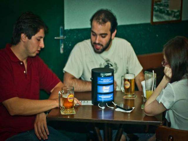 Aparelho criado em Campo Grande garante carga para celulares na mesa de bar