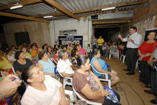 Presidente da Fiems, Sérgio Longen, fala a moradores da Vila Nhá-Nhá. (Foto: Divulgação/Fiems. 