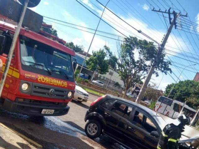 Motor de carro pega fogo na regi&atilde;o central de Campo Grande