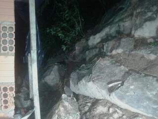 Parte do paredão de pedras onde ocorreu o deslizamento que atingiu casas (Foto: Divulgação/BM de Corumbá)