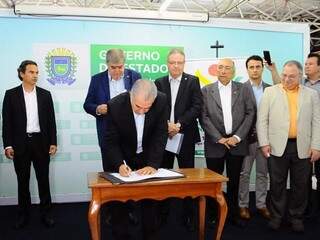 O governador Reinaldo Azambuja (PSDB) assinou termo de cooperação com o Ibama (Foto: Edemir Rodrigues/Subcom MS)
