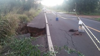 Acostamento desmoronou devido as chuvas que atingiram a região no fim de semana. Local já foi arrumado e está liberado para tráfego. (Foto: PMR/Divulgação)