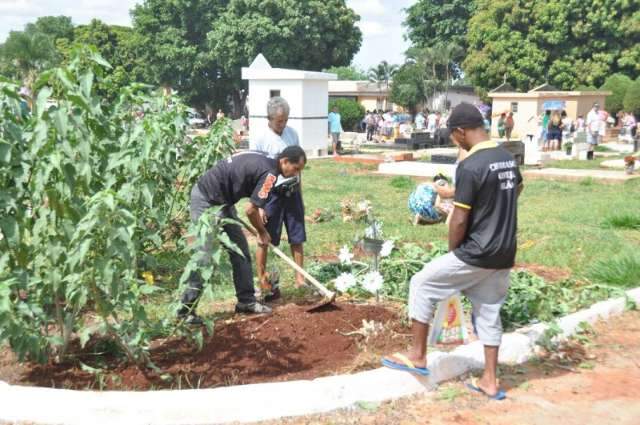 Cemit&eacute;rio de maior movimento tem volunt&aacute;rios para amenizar calor
