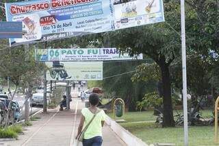 Na praça do Rádio, a paisagem foi encoberta por faixas e cartazes (Foto: Marcelo Vitor)