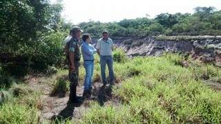 O promotor do Meio Ambiente (ao centro) durante vistoria nas margens do Córrego Mimoso, em dezembro (Foto: Divulgação)