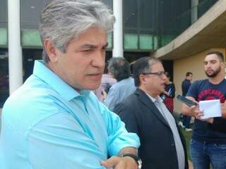 Marcos Alex na frente do TRE, onde foi registrar candidatura a prefeito (Foto: Ricardo Campos Jr.)