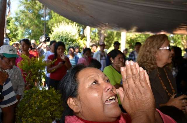 Vel&oacute;rio de &iacute;ndio morto em confronto pode ser suspenso para nova aut&oacute;psia 