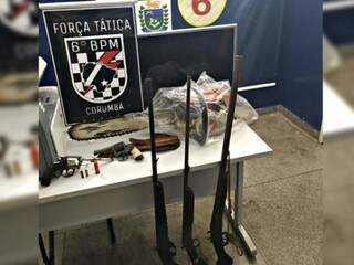 Armas foram encontradas pela polícia em casa no Bairro Cravo Vermelho (Foto: Divulgação)