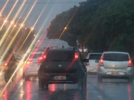 Chuva deixa semáforo da Tamandaré intermitente, mas não atrapalha trânsito