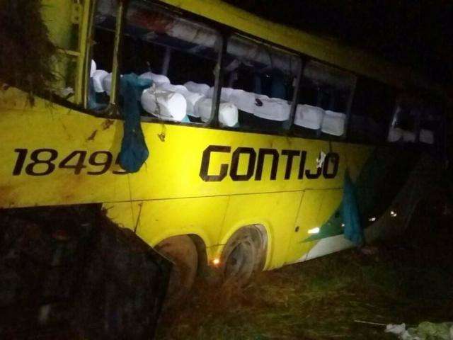 Dois morrem e 16 ficam feridos em acidente com &ocirc;nibus entre MG e MS