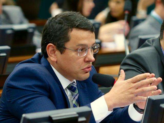 Projeto prev&ecirc; multa a quem deixar crian&ccedil;a entrar em eventos de arte &ldquo;impr&oacute;prios&rdquo;