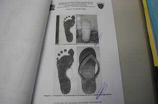 Impressões digitais plantares comparadas a marcas do chinelo levaram a polícia ao autor. Foto: Simão Nogueira)