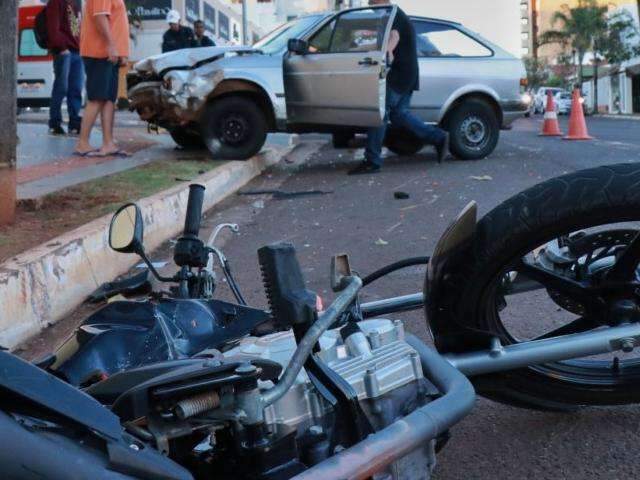 Colis&atilde;o entre carro e moto deixa motociclista ferida em cruzamento