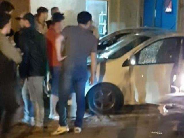 Homem &eacute; executado a tiros por pistoleiros enquanto chegava em casa
