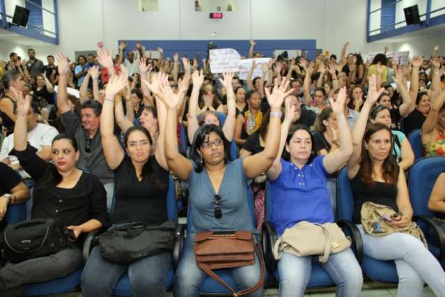 Sess&atilde;o conturbada tem protesto de professores e indecis&atilde;o sobre IPTU
