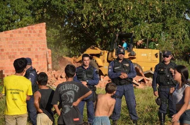 Grupo de sem-teto ocupa &aacute;rea no Caiob&aacute; para pressionar por residencial