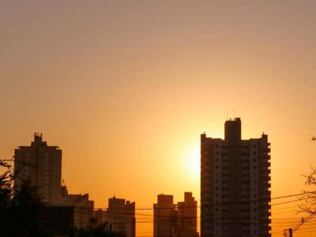 Temperaturas m&aacute;ximas continuam em eleva&ccedil;&atilde;o e umidade do ar baixa