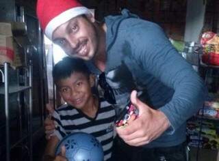 Utilizando a touca de Papai Noel, Juninho levou alegria a crianças que vivem na região do Nova Lima. (Foto: Divulgação)