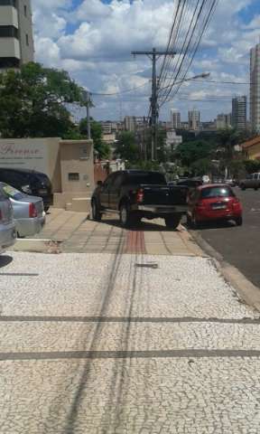 Motoristas insistem em estacionar sobre a cal&ccedil;ada em ruas da Capital 