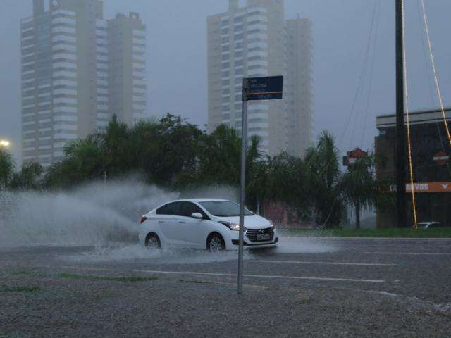 Chuva na Capital foi acompanhada por ventos de at&eacute; 48 km/h e 81 raios