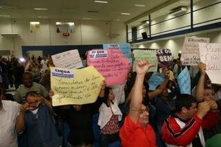 Grupo protesta contra vereadores que pediram abertura de Comissão Processante. (Foto: Fernando Antunes)