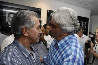 Reinaldo conversando com o senador Delcídio do Amaral nesta segunda-feira (Foto: Cleber Gellio)