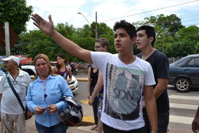 &Ocirc;nibus quebra e 20 estudantes chegam atrasados para prova